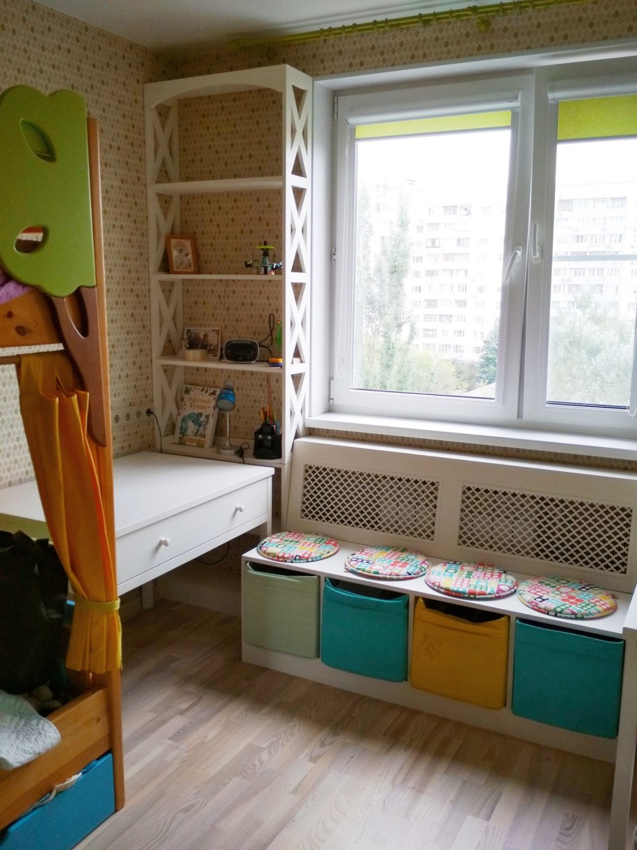 Стеллажи у окна в детской