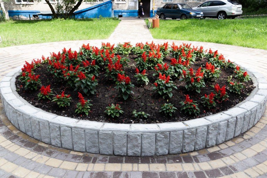 Клумба в виде костра с котелком