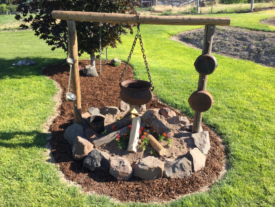 Клумба в виде костра с котелком