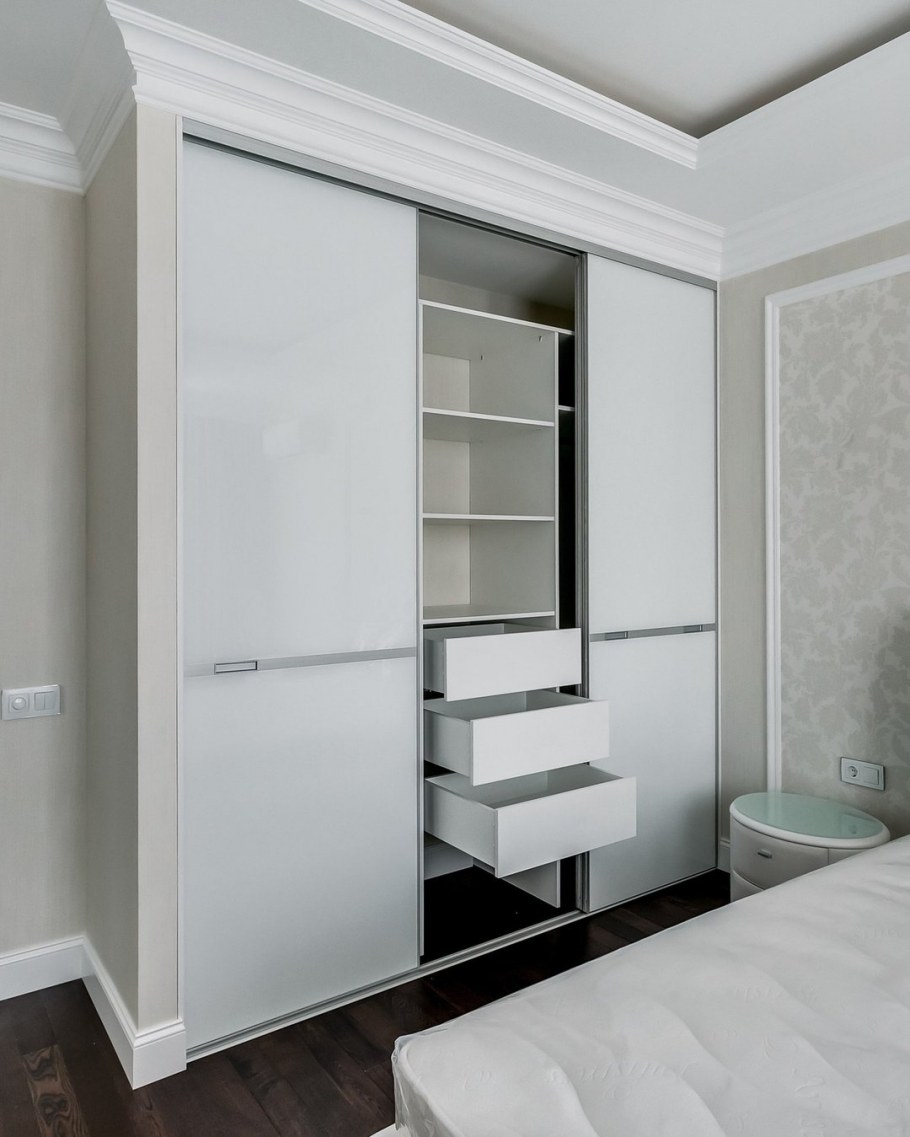 Шкаф с нишей под телевизор в спальню