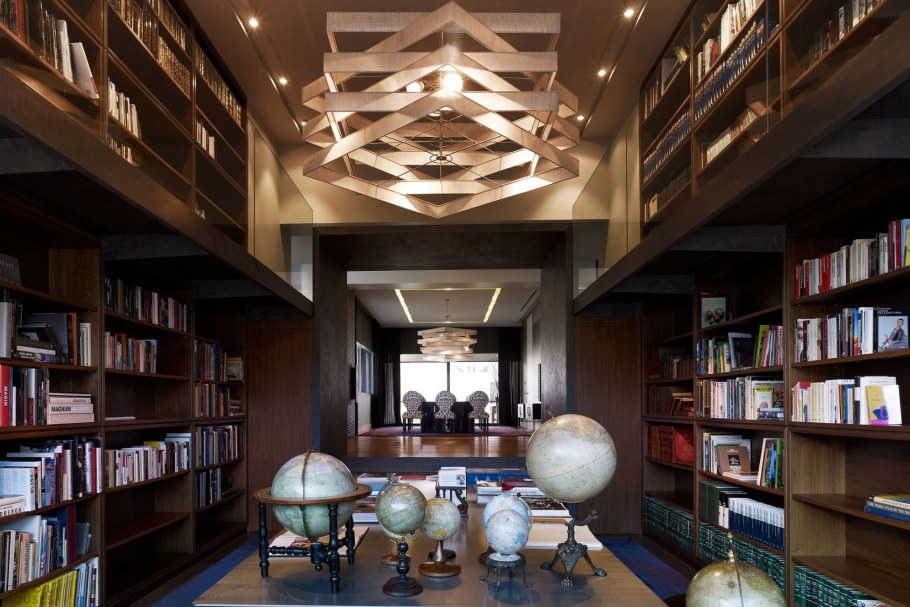 Интерьер старинной библиотеки