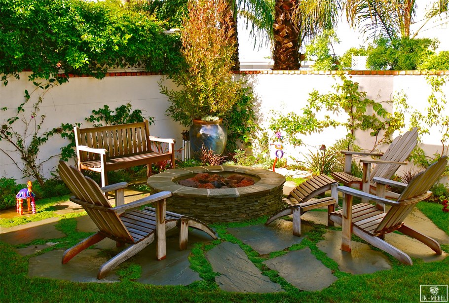 Площадка для отдыха в саду