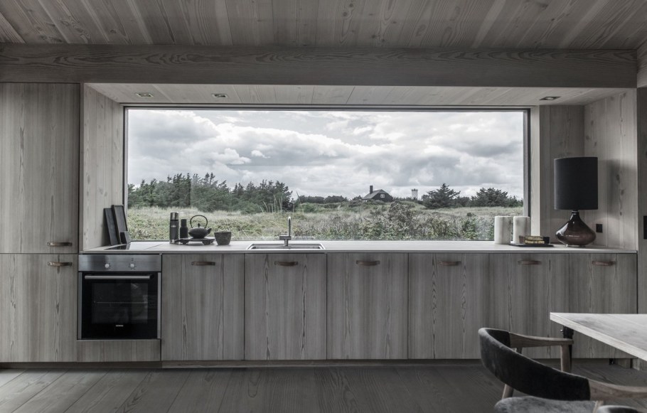 Кухня серая с деревом в интерьере Минимализм