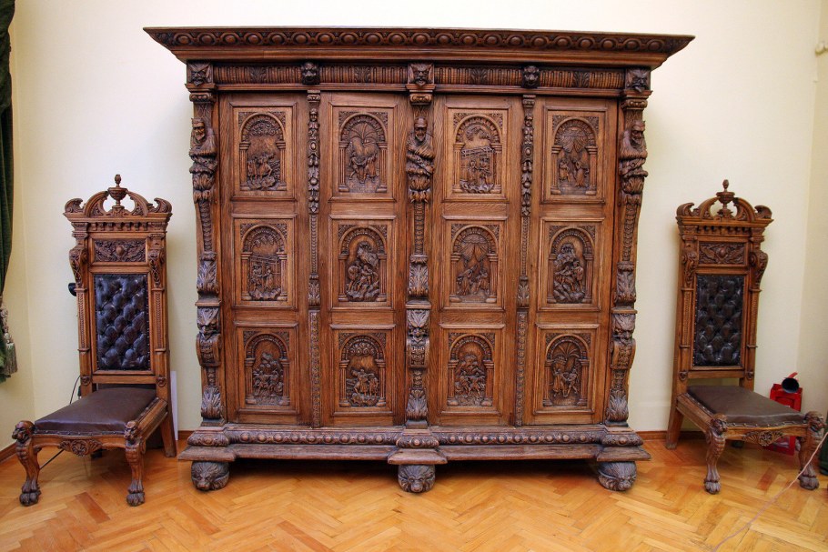 Резной шкаф