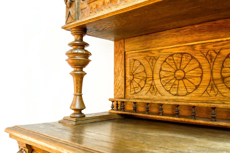 Антикварный резной буфет