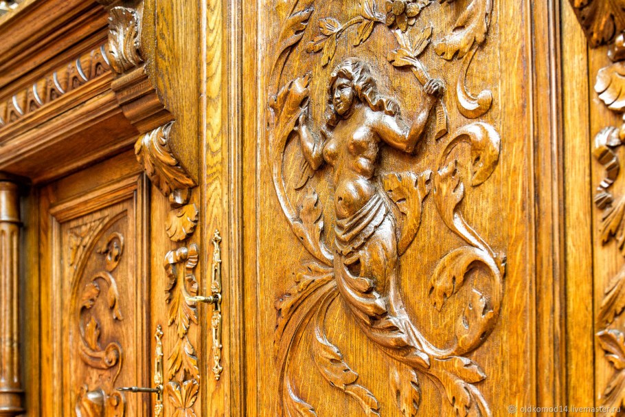 Антикварный резной буфет