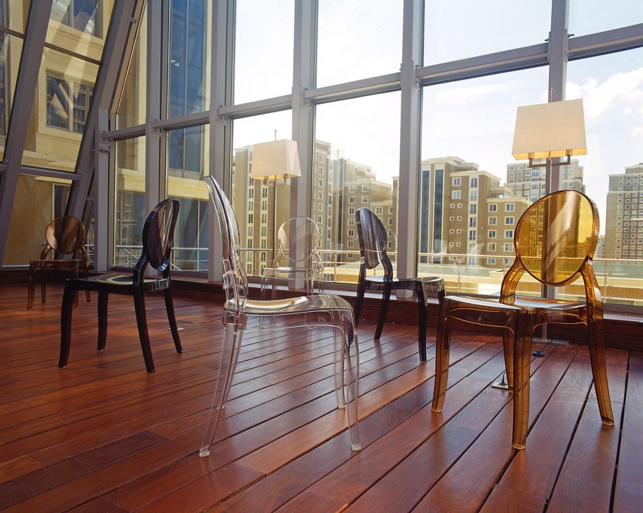 Прозрачные стулья в интерьере
