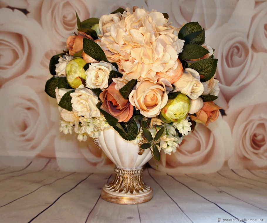 Композиция из искусственных цветов с золотом