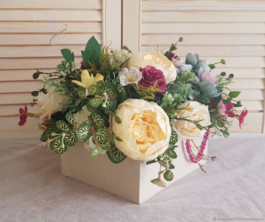 Композиции с искусственными цветами