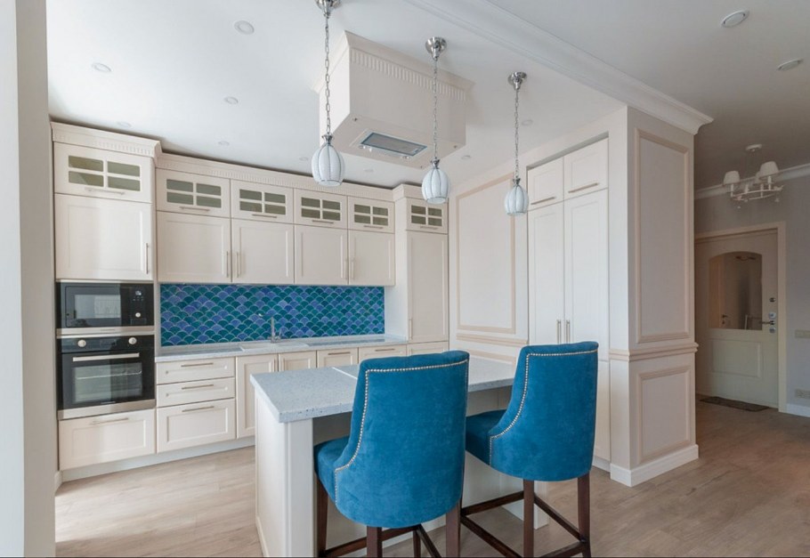 Кухня Неоклассика синяя с белым