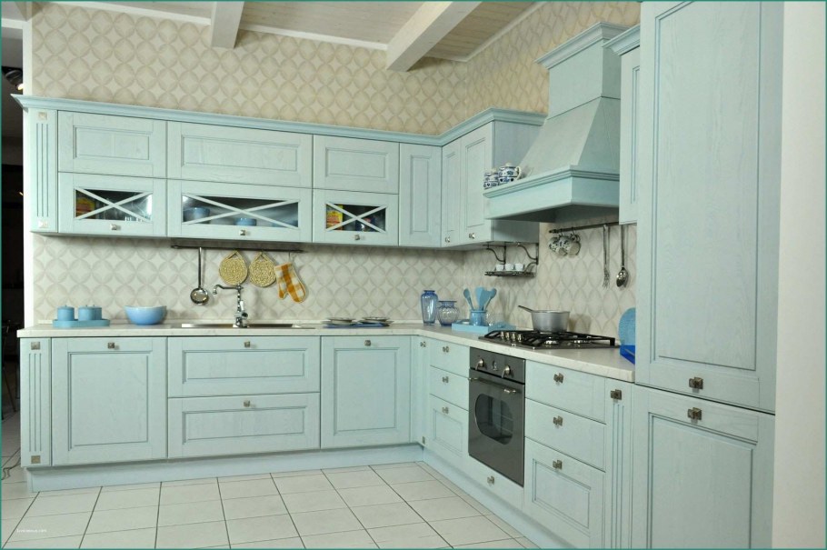 Голубая кухня в классическом стиле