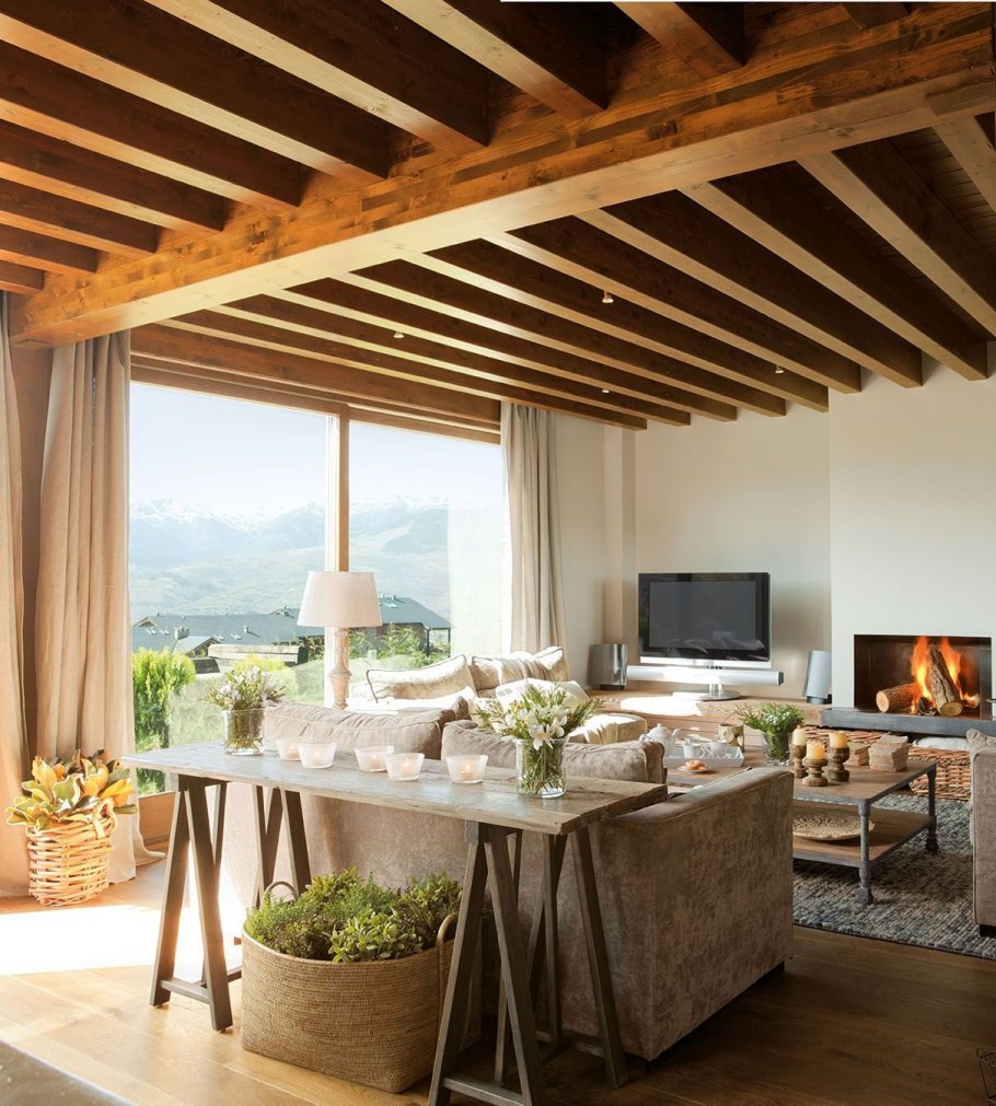 Деревянный потолок с балками в интерьере