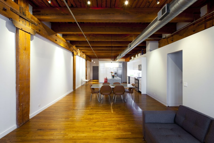 Потолок с балками на крыше