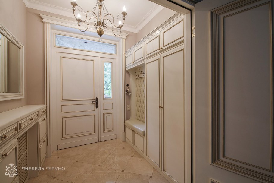 Бежевые стены в коридоре