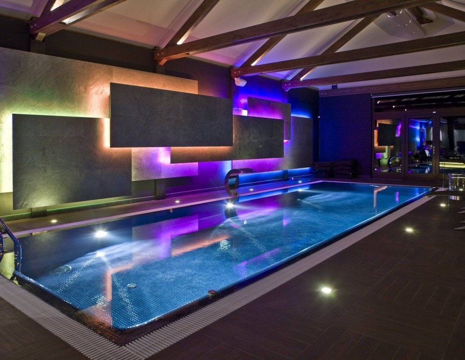 Интерьер помещения бассейна