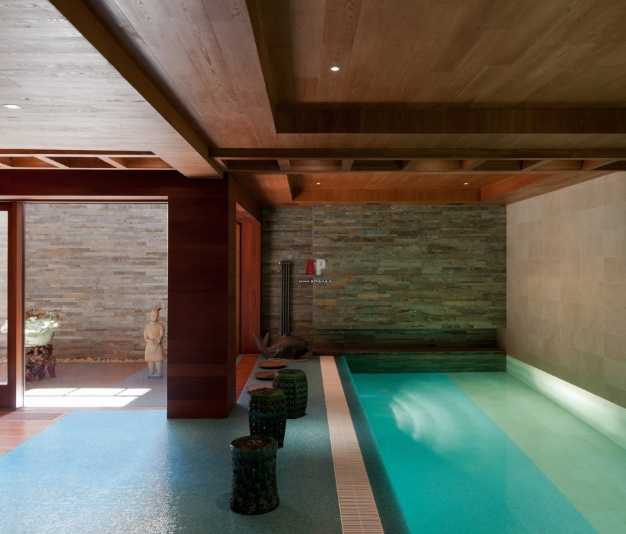 Интерьер сауны с бассейном в загородном доме