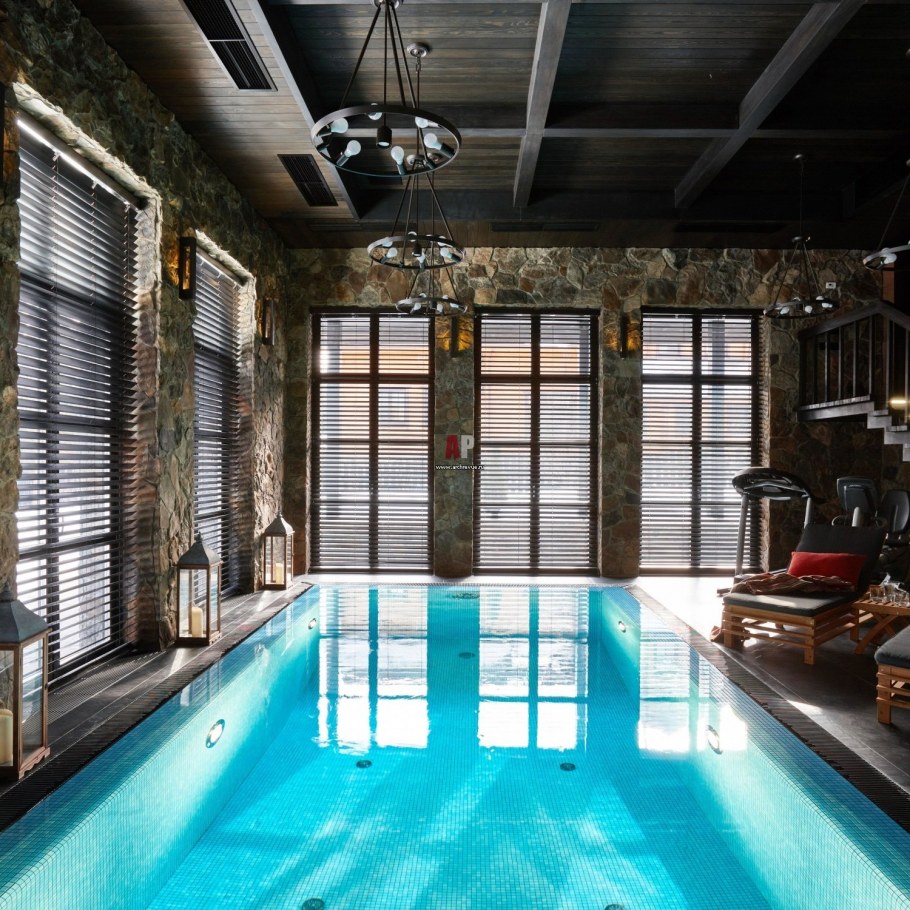 Деревянный дом с бассейном