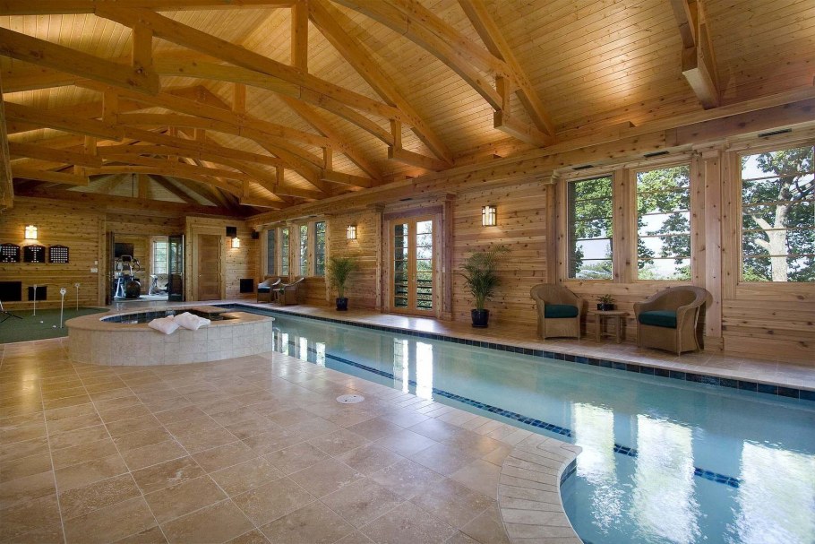 Загородный дом с бассейном внутри