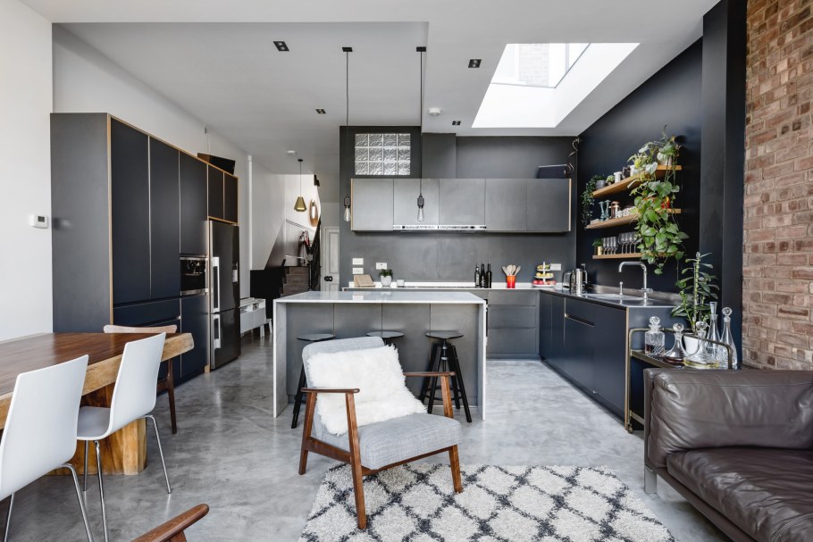 Серая кухня гостиная с акцентом
