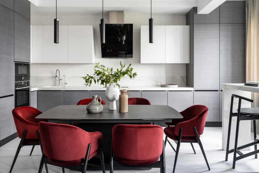 Серая кухня с красными акцентами