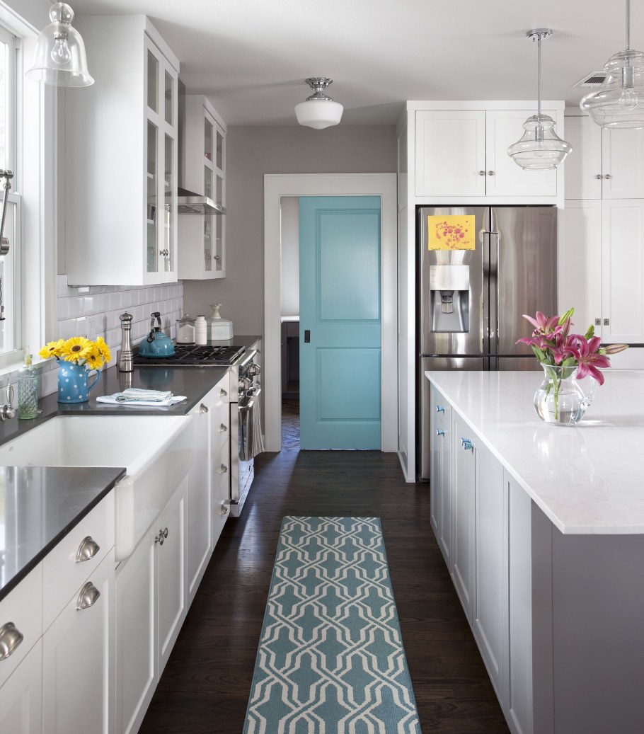 Серая кухня с яркими стенами