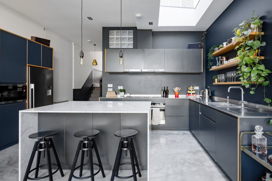 Кухня в серых тонах с яркими акцентами