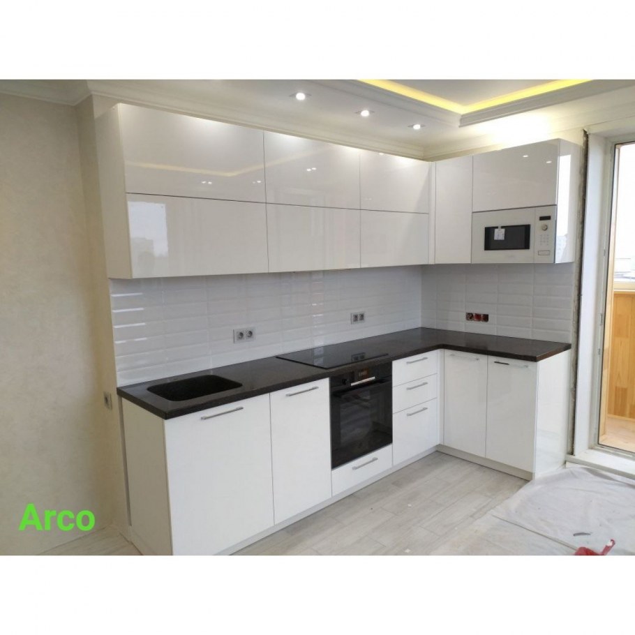 Черная столешница в интерьере кухни