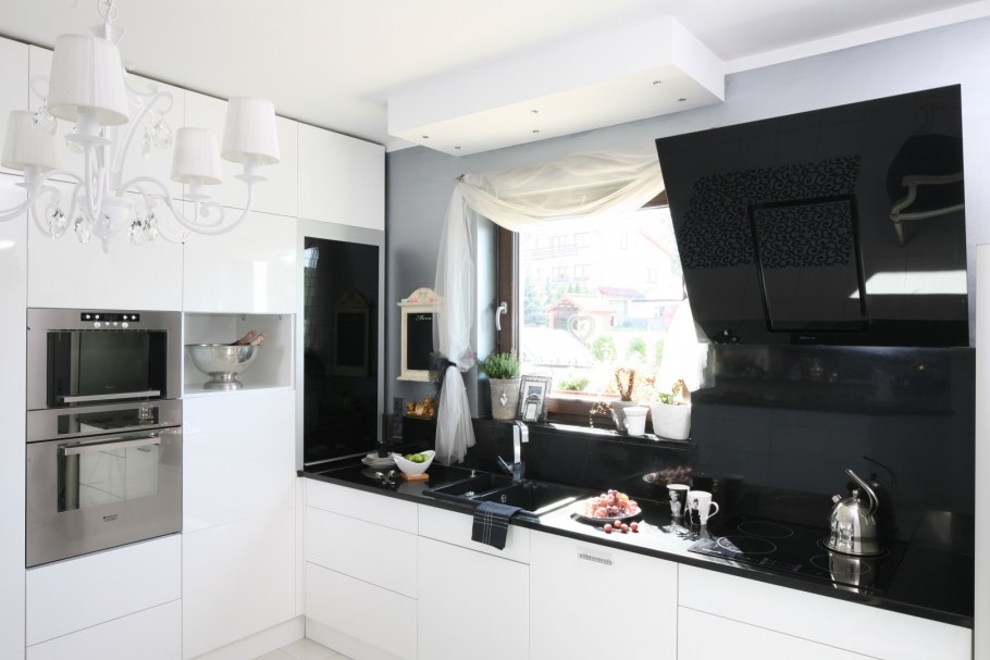 Белая кухня с черной столешницей