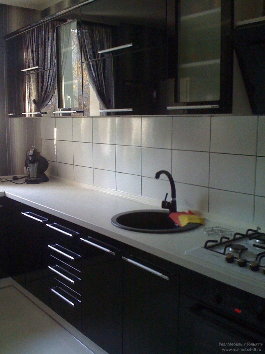 Светлая кухня с черной плитой