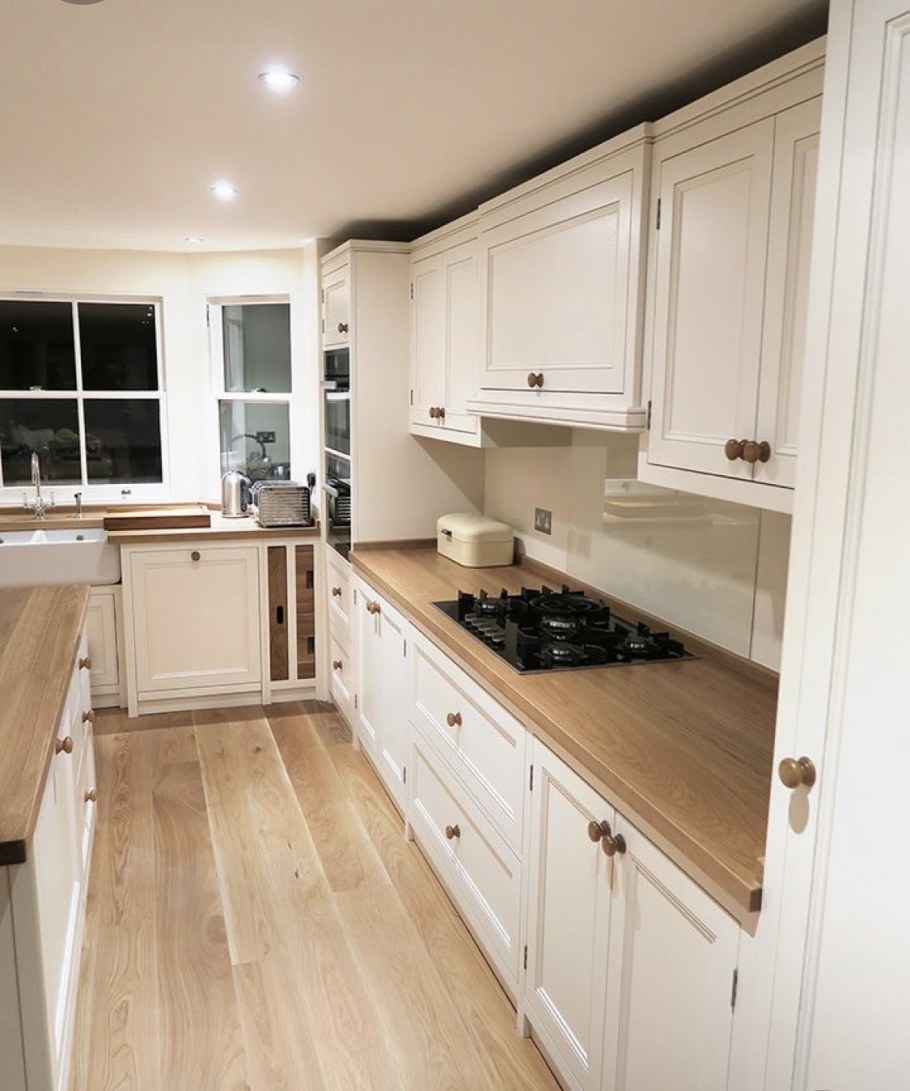 Кухня с рыжим полом