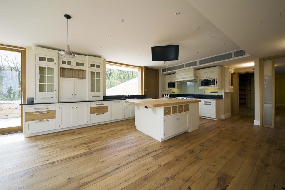 Деревянный пол на кухне