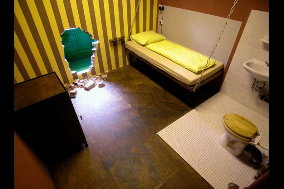 Квартира с ковром на стене