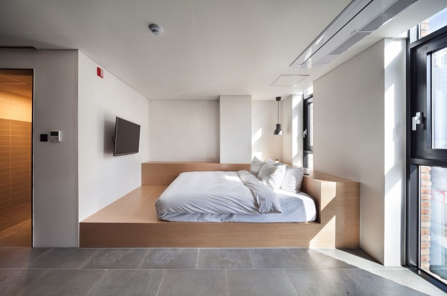 Спальня в стиле лофт в деревянном доме