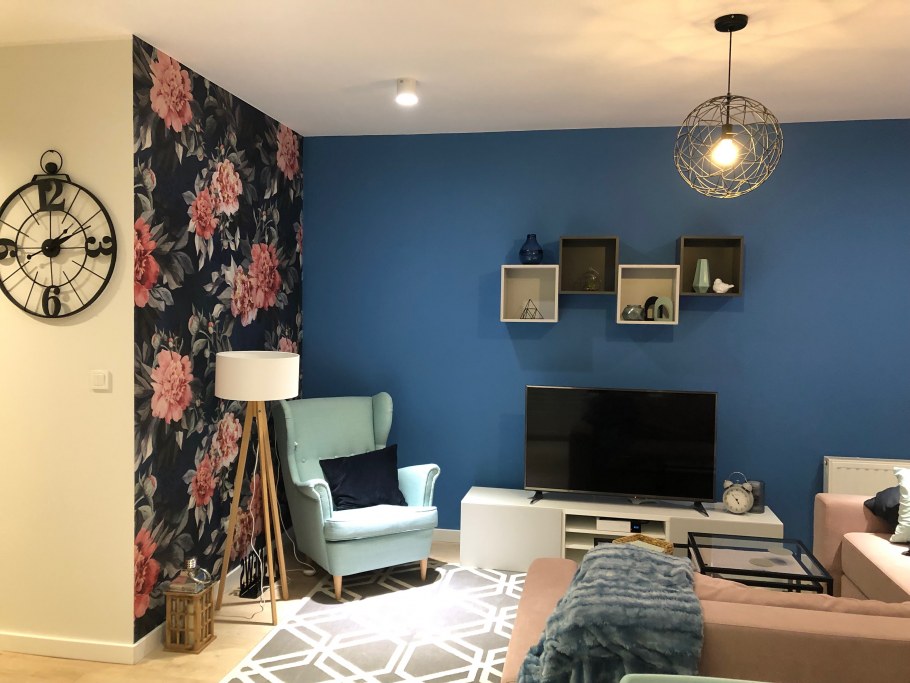 Сиреневые обои в зал