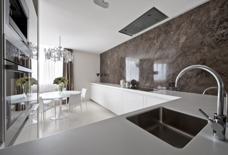 Кухня с бетонными стенами