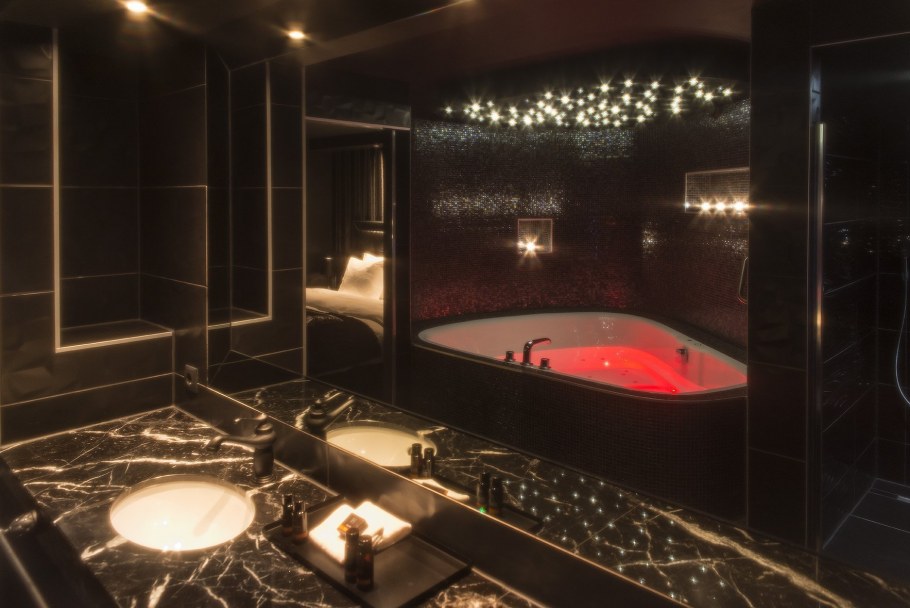 Большая ванная комната с джакузи тёмная