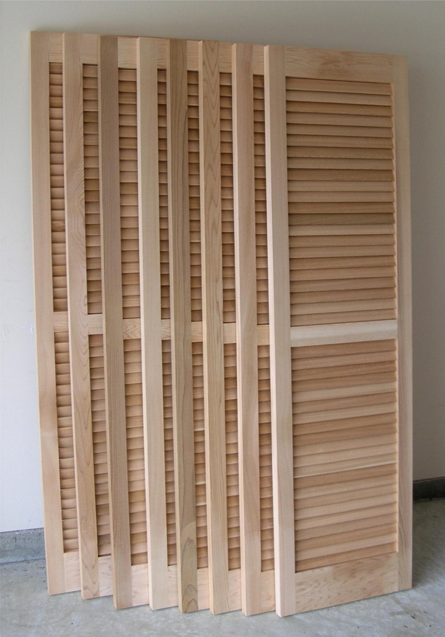 Деревянные рейки на потолке