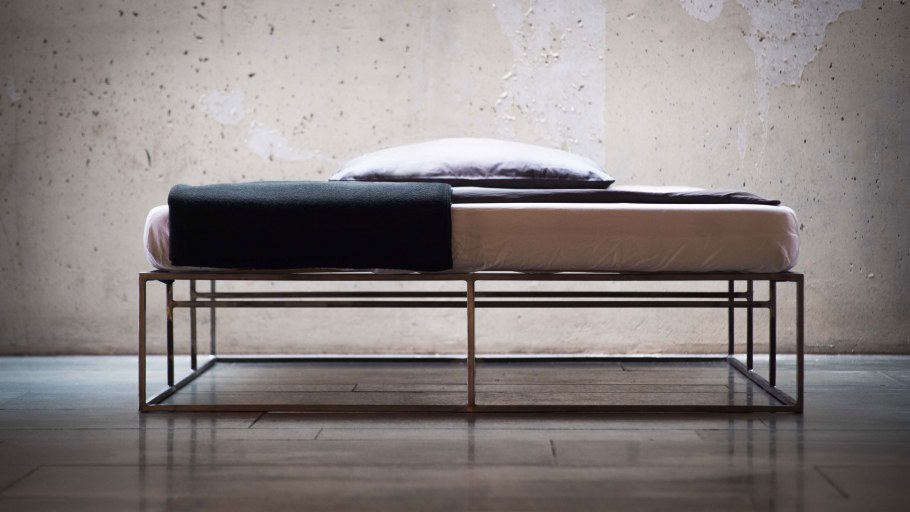 Металлическая кровать в стиле Минимализм