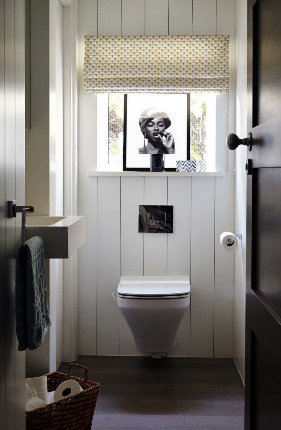 Интерьер туалета с панелями