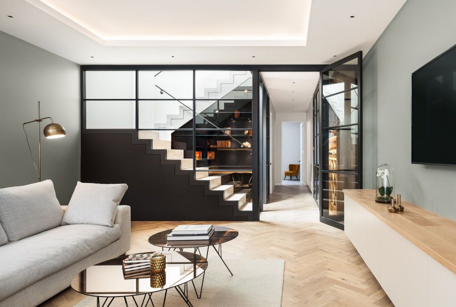 Интерьер гостиной с лестницей