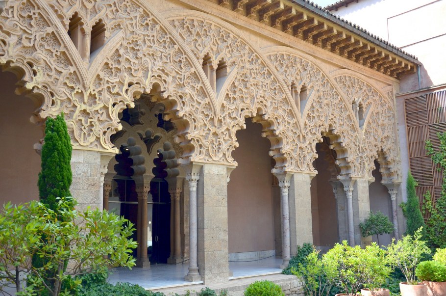 Дворец Альхаферия в Сарагосе