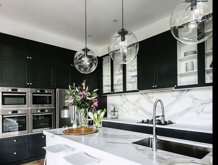 Кухня в черно белых тонах
