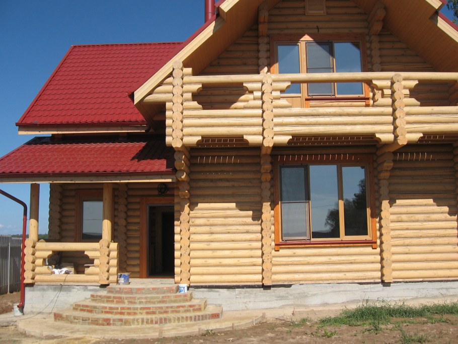 Отделка домов из оцилиндрованного бревна