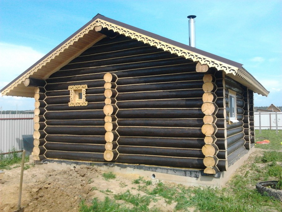 Окрашенный сруб