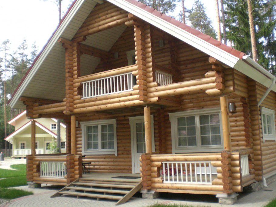 Дом из оцилиндрованного бревна цвет