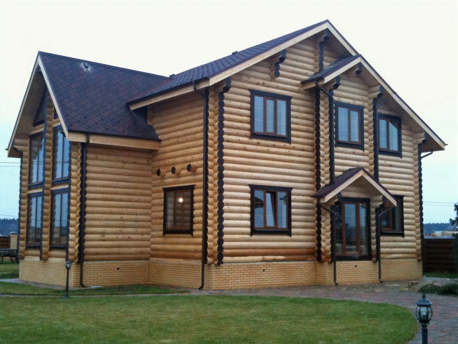 Покраска дома из оцилиндрованного бревна