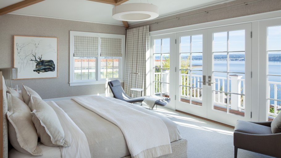 Красивая спальня с большими окнами