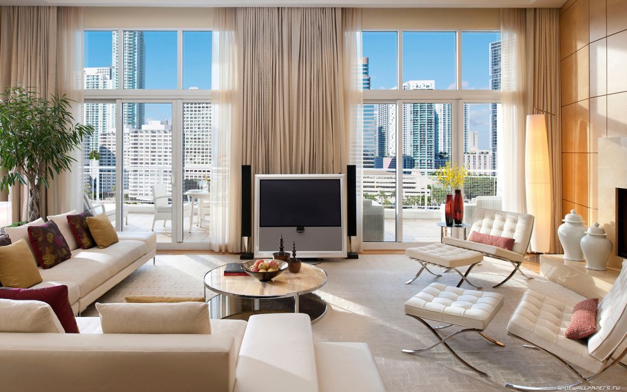 Интерьер гостиной с панорамными окнами