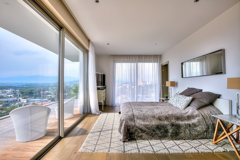 Интерьер спальни с панорамными окнами