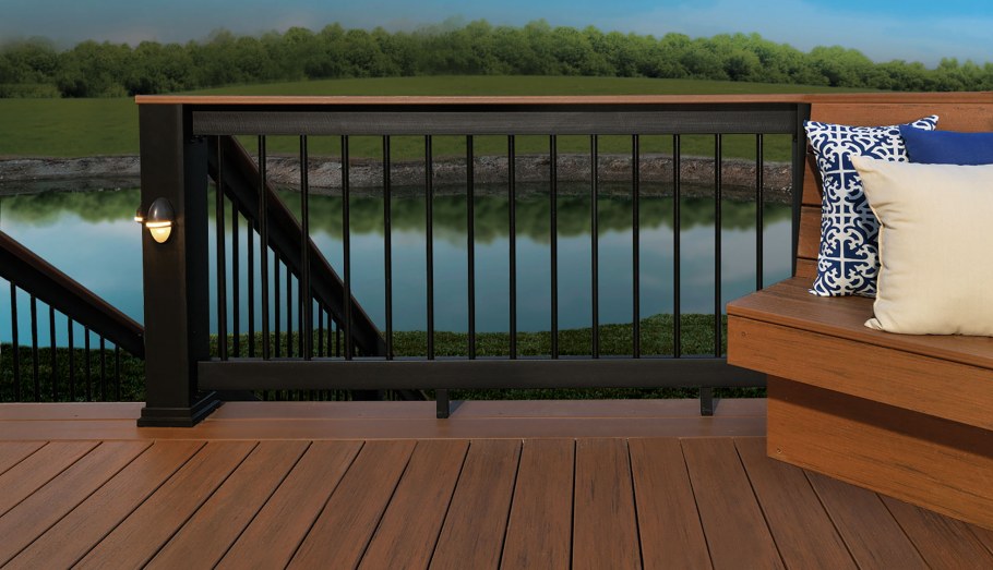 Терраса у воды с ограждениями